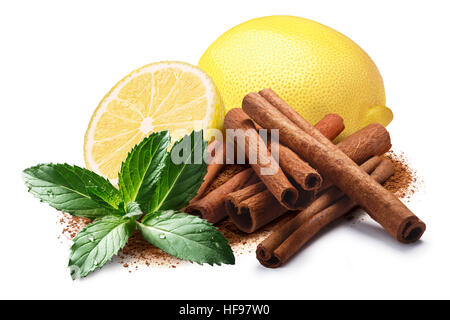 Ensemble et une moitié de citron à côté de tas de bâtons de cannelle, feuilles de menthe et de cannelle. Chemins de détourage, séparés de l'ombre Banque D'Images