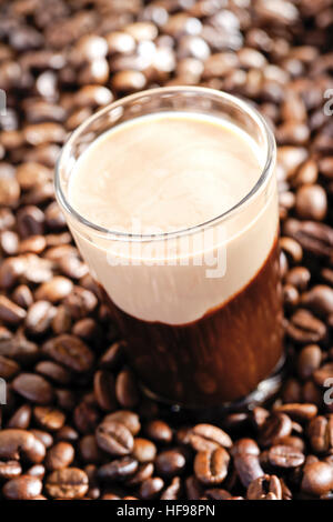 Verre de café à la crème irlandaise et les grains de café Banque D'Images