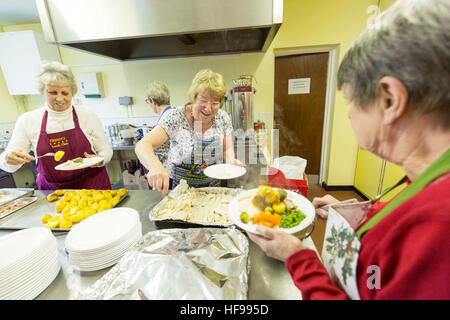 Les personnes âgées jouissent d'une fête de Noël à l'église Holy Trinity Hall , Southport Banque D'Images