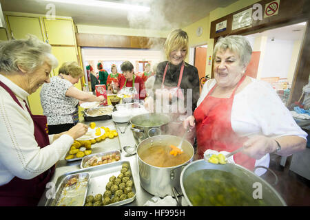 Les personnes âgées jouissent d'une fête de Noël à l'église Holy Trinity Hall , Southport Banque D'Images