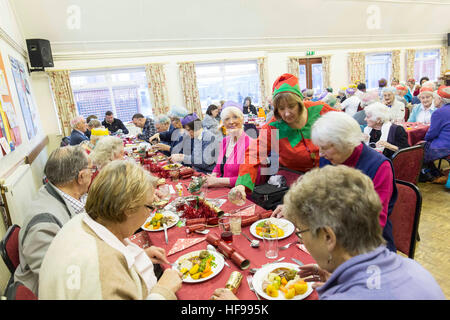 Les personnes âgées jouissent d'une fête de Noël à l'église Holy Trinity Hall , Southport Banque D'Images