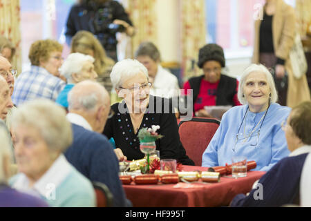 Les personnes âgées jouissent d'une fête de Noël à l'église Holy Trinity Hall , Southport Banque D'Images