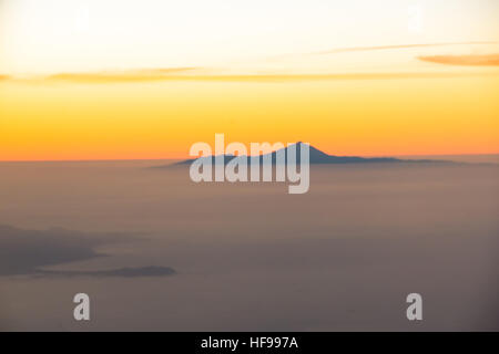 Voir à Pico del Teide dans les nuages au coucher du soleil à Gran Canaria, Espagne Banque D'Images