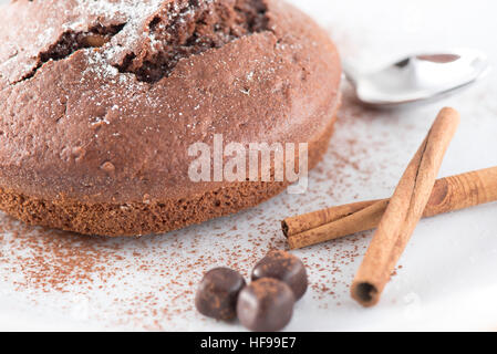 Le tourteau de cacao avec de la cannelle et des chocolats Banque D'Images