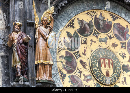 Statues dans l'horloge astronomique, philosophe et l'Archange Michel. Calendrier de sélection d'arrière-plan par Josef Mánes, Old Town Square, Prague, Czech Rep Banque D'Images