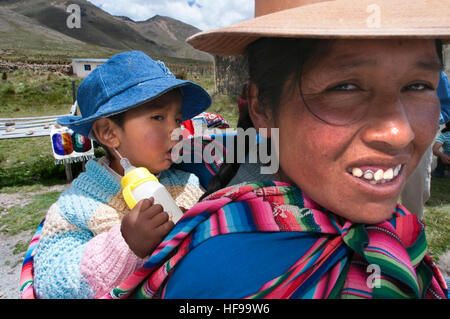 La Raya pass, Puno, Pérou. Communauté andine Explorer, bateau train de Cusco à Puno. Dans la moitié de la distance le train fait un arrêt en route à un endroit calle Banque D'Images