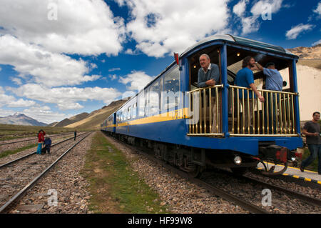 La Raya pass, Puno, Pérou. Communauté andine Explorer, bateau train de Cusco à Puno. Dans la moitié de la distance le train fait un arrêt en route à un endroit calle Banque D'Images