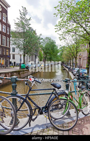 Les vélos garés sur les frères Paul Luis bridge. Pont sur Oudezijds Achterburgwal dans Red Light District à Amsterdam Banque D'Images