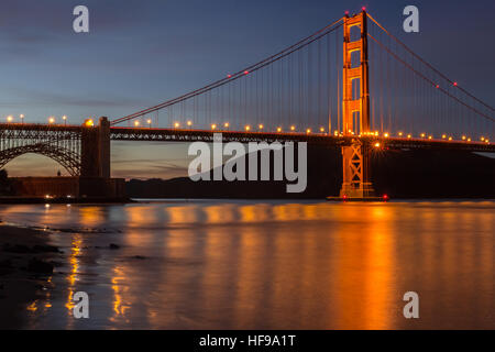 Golden Gate Bridge et de l'eau Réflexions. Fort Point, San Francisco, California, USA Banque D'Images