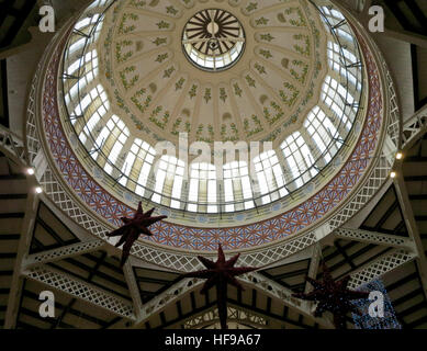Plafond en dôme peint dans le marché central avec décorations de Noël en dessous, Valence, Espagne Banque D'Images