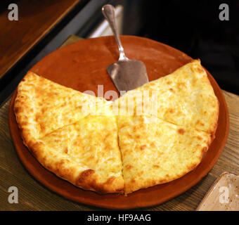 Macro Photo Georgian de délicieuses pâtisseries avec du fromage sur la table Banque D'Images