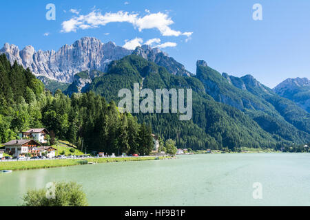 Italy-August,Alleghe 22,2016:vue du lac d'Alleghe et le mont de Civetta dolomitique pendant une journée ensoleillée. Banque D'Images