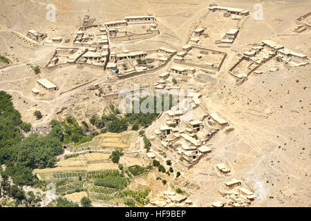 Une vue aérienne d'un petit village désert afghan sur le bord d'une montagne comme vu d'un hélicoptère sur le chemin de la Base aérienne de Bagram, le 24 juin 2014 en Afghanistan. Banque D'Images