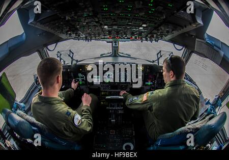 Des soldats américains préparer un Boeing C-17 Globemaster III pour le décollage au cours d'un exercice commun de l'entrée forcée à Nellis Air Force Base le 10 décembre 2016 à Las Vegas, Nevada. Banque D'Images