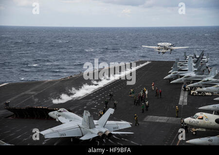 Un Northrop Grumman E-2C Hawkeye avion lance depuis la cabine de pilotage de la marine américaine de classe Nimitz porte-avions USS Dwight D. Eisenhower, le 13 décembre 2016 dans la mer Méditerranée. Banque D'Images