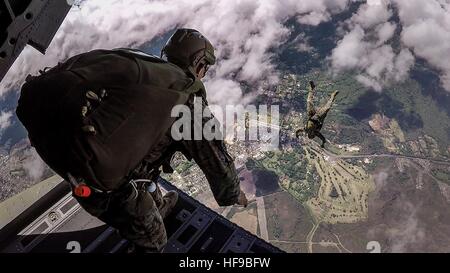 Des soldats de la Marine américaine sauter hors de l'arrière d'un aéronef au cours de formation de chute libre à la zone de formation du Corps des marines le 18 octobre 2016 à soufflets près de Waimanalo Village, Oahu, Hawaï. Banque D'Images