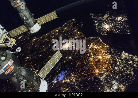 La Station spatiale internationale de la NASA, l'équipage de capturer une vue de nuit de l'Europe de l'Ouest le 28 novembre 2016 dans l'orbite de la Terre. Les chambres lumineuses de la ville de Paris peut être vu le long avec des zones de l'Angleterre, la Belgique et les Pays-Bas. Banque D'Images