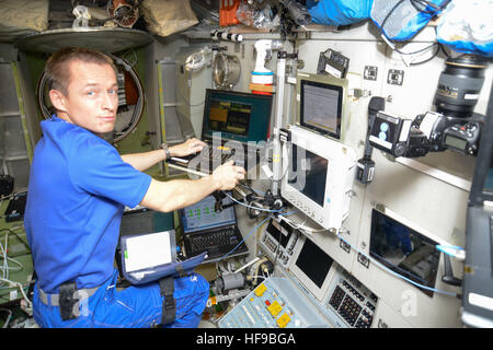 Expédition de la NASA 49-50 premier membre d'équipage du cosmonaute russe Sergey Ryzhikov de Roscosmos travaille dans la Station spatiale internationale Module de service Zvezda, 20 décembre 2016 dans l'orbite de la Terre. Banque D'Images