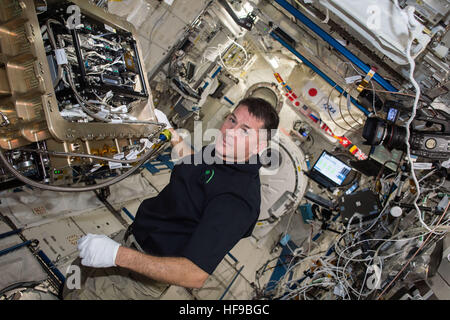 La NASA L'astronaute de l'équipage de l'expédition 49-50 premier American Shane Kimbrough maintient l'Agence japonaise d'exploration aérospatiale Group Module de combustion à bord de la Station spatiale internationale le 9 décembre 2016 dans l'orbite de la Terre. Banque D'Images