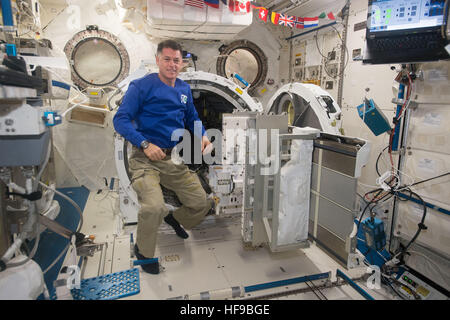 La NASA L'astronaute de l'équipage de l'expédition 49-50 premier Shane Kimbrough flotte suivant pour le sas à l'intérieur du module expérimental japonais à bord de la Station spatiale internationale le 7 décembre 2016 dans l'orbite de la Terre. Banque D'Images