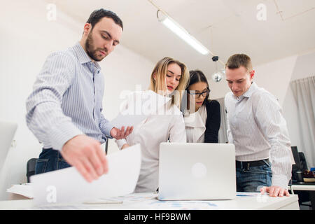 Les gens d'affaires travaillant dans la salle de conférence Banque D'Images