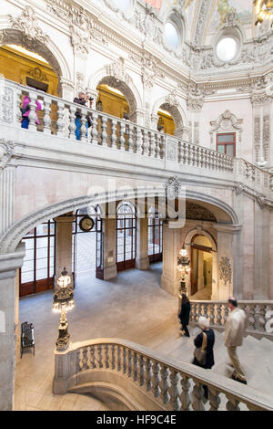 Escalier dans le Palais de la Bourse (Palais de la Bourse) de Porto, au Portugal. Banque D'Images