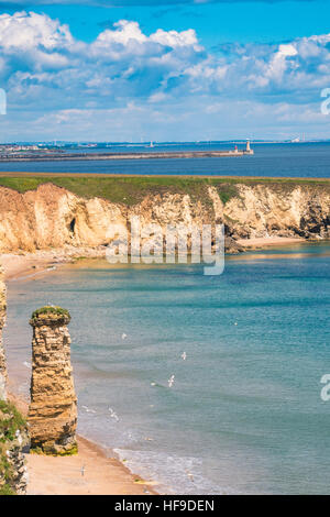 'La femme de Lot' pile la mer à Marsden Baie avec l'phares de Tynemouth, dans la distance. Banque D'Images