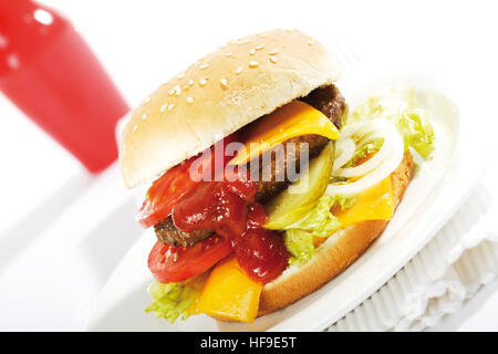 Cheeseburger avec laitue, tomates, oignons, cornichons et ketchup Banque D'Images