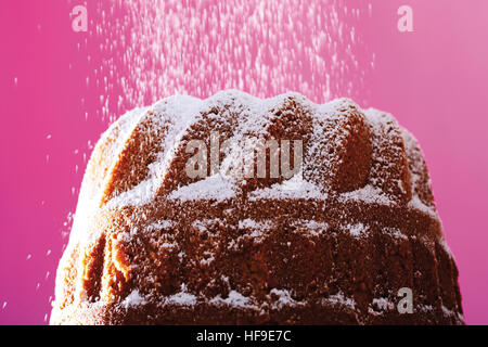 Gâteau bundt être saupoudrée de sucre glace Banque D'Images