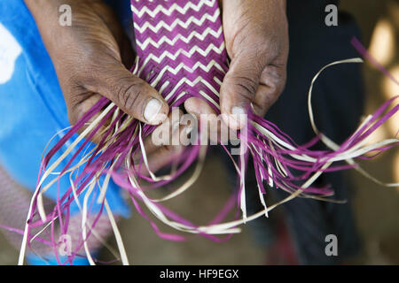 Mains d'une femme tissant un tapis, groupe ethnique de Pokomo, Mbelezoni Pokomo, règlement, delta du fleuve Tana, au Kenya Banque D'Images