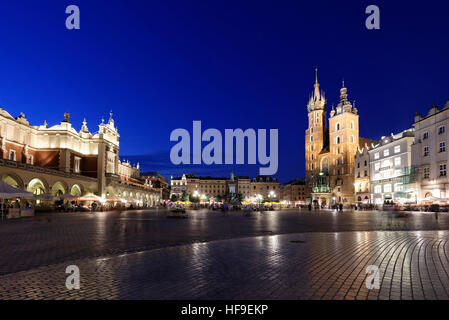 Place du marché, Halle aux draps, l'église Saint Adalbert, scène de nuit, centre historique, Kraków, Pologne Banque D'Images