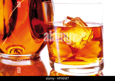 Verre de whiskey on the rocks Banque D'Images