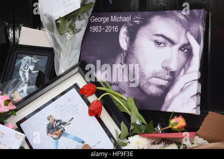 Hommages floraux à George Michael placés à l'extérieur de sa maison de Londres. Après sa mort le 25.12.16, The Grove, Highgate, Londres, Royaume-Uni Banque D'Images