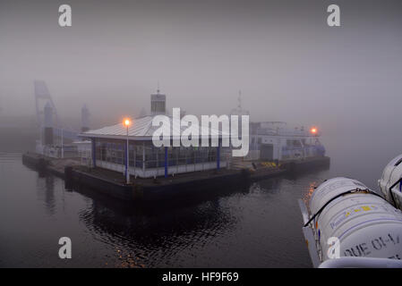 South Shields ferry landing dans un épais brouillard d'hiver Banque D'Images