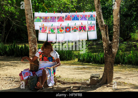 Femme broderie serviettes de table de souvenirs, à l'extérieur du temple maya de Chichen Itza, Yucatan, Mexique Banque D'Images