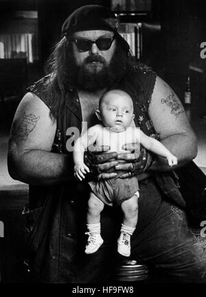 Les os de motards Kah détient son fils Harley Davidson Kah dans un bar au centre-ville de Sidney, l'Ohio en 1974. Photo par Rob Goebel, USA. Banque D'Images