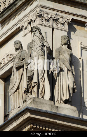 Détails sculptés autour du sommet du Foreign and Commonwealth Office à Whitehall, Londres. Fleuve dieu (Indus ou Ganges) avec les préposés Banque D'Images
