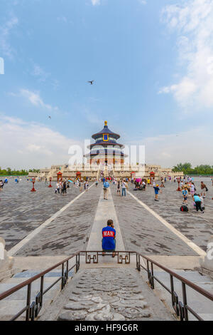 Dans l'homme Tee-shirt bleu prenant une pause téléphone devant le Temple du Ciel à Pékin, Chine Banque D'Images