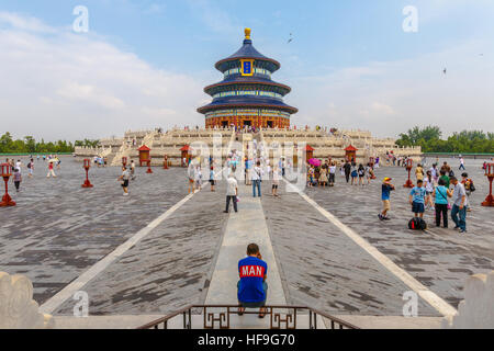 Dans l'homme Tee-shirt bleu prenant une pause téléphone devant le Temple du Ciel à Pékin, Chine Banque D'Images