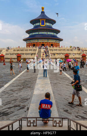 Dans l'homme Tee-shirt bleu prenant une pause téléphone devant le Temple du Ciel à Pékin, Chine Banque D'Images