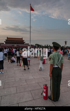 Soldat qui monte la garde sur la place Tienanmen en face de la Cité Interdite à Beijing Chine avec un extincteur près de lui Banque D'Images