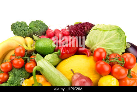 Ensemble de légumes et de fruits mûrs sur fond blanc Banque D'Images