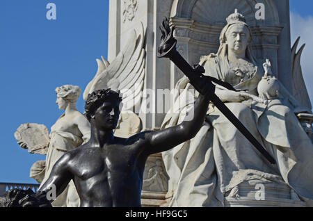 Statue de progrès. Un détail de l'Édifice commémoratif Victoria à l'extérieur de Buckingham Palace dans le Mall, Londres. C'est la reine Victoria derrière 'progrès' Banque D'Images