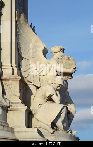 La figure de la vérité. Un détail de l'Édifice commémoratif Victoria à l'extérieur de Buckingham Palace dans le Mall, Londres. C'est la "vérité" , face au sud-est Banque D'Images