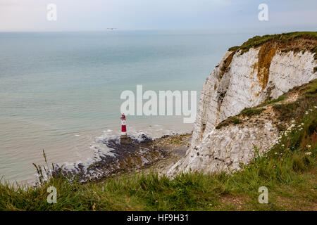 Autre vue du phare et prise par le côté gauche. À la recherche jusqu'à la plage où la marée est dehors et vous pouvez voir la plage de rochers Banque D'Images