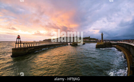 Whitby Harbour au lever du soleil. North Yorkshire, UK Banque D'Images