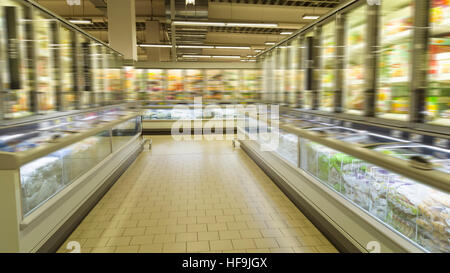 Shopping in supermarket, large angle de vue Banque D'Images