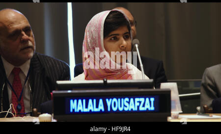 DATE DE SORTIE : 8 septembre 2016 TITRE : Il m'a appelée Malala STUDIO : Fox Searchlight Pictures Réalisateur : Fede Alvarez PLOT : Un regard sur les événements ayant mené à l'attaque des talibans pakistanais sur l'écolière, Malala Yousafzai, pour s'exprimer sur l'éducation des filles, suivi par la suite, y compris son discours à l'Organisation des Nations Unies AVEC : Malala Yousafzai à l'Assemblée générale des Nations Unies à New York. Le 12 juillet 2013. (Crédit : © Fox Searchlight Pictures) PicturesEntertainment Banque D'Images