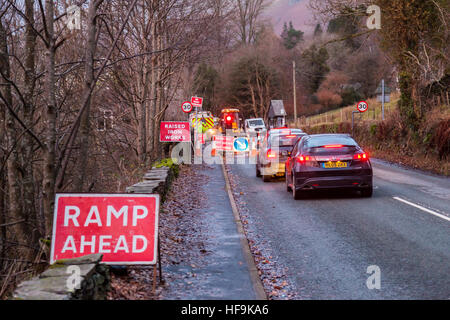 Embouteillage, causés par les travaux routiers sur l'A591 à la périphérie de Grasmere, Lake District, Cumbria Banque D'Images