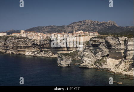 La vieille ville de Bonifacio, sur des falaises de calcaire du Miocène, Corse du sud Banque D'Images